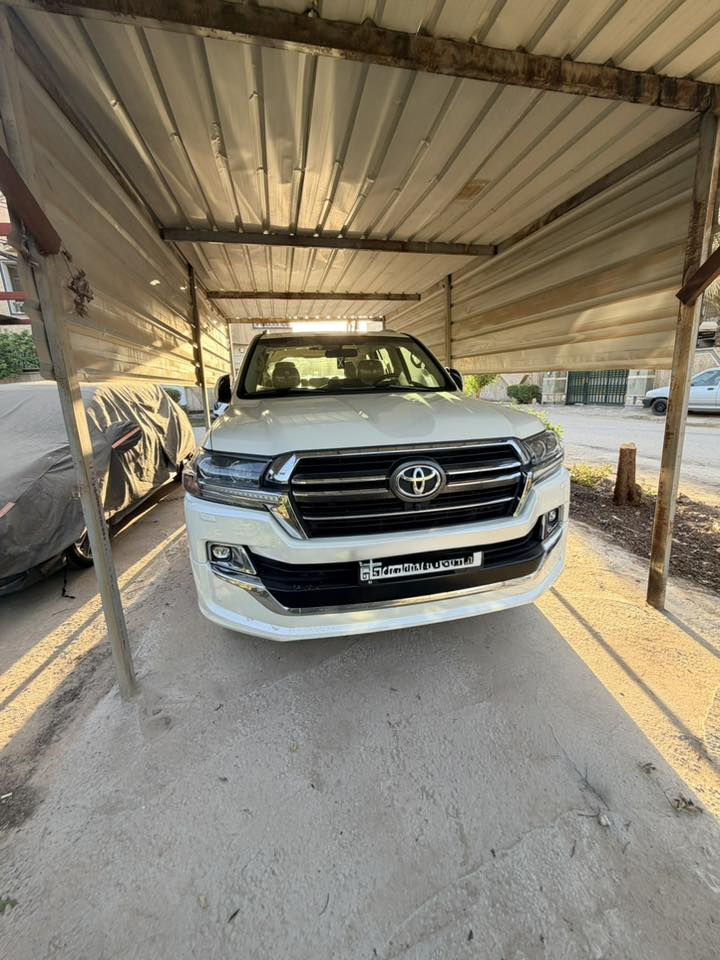 السلام عليكم
للبيع | تويوتا لاندكروزر  GXR grand touring بريم موديل 2020  . رقم بغداد  المجدد والسنوية نافذة لغاية ٢٠٣٠  والسيارة باسمي .

السيارة كفالة من الضربة والصبغ والتبديل والسيارة بحالة ممتازة . مع الهيدفونات والكتالوكات والأرضيات البلادية . 

محرك سيارة 4000. V6 ، بصمه أبواب عدد / ٢  . 

صندوق كهرباء شفط 

تشغيل عن بعد 

فتحه سلايد 

كشنات امامية  كهرباء 

كشنات جلد  ، مري شفط  وقلاب   

ثلاث قطع تبريد  

حساسات امامية وخلفية وكاميرات ٣٦٠ وسائد هوائية  عدد ٨ . 

 دبل ماوس 

  ماشية ٦٣ ألف كم  حقيقي استخدام شخصي . وقابل للزيادة . 

  لون ابيض صدفي 

السعر ( ٥٦٠٠٠ ) $ 

للإستفسار  اتصل على : 

                                                                 ***********
