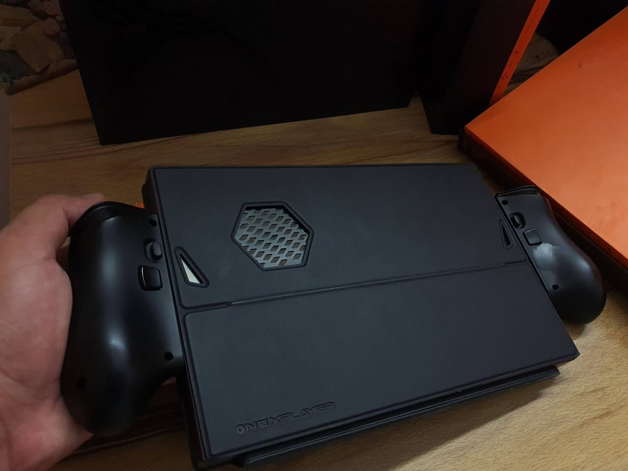 السلام عليكم 
عملاق اجهزه الكمينك المحموله الOnexplayer X1 pro 
الجهاز مع الكراتين مالته كامل مكمل بدون نقص 
نضافه عاليه بدون مشاكل
ياتي بالعتاد الخارق؛ 

شاشه هيه الاكبر حجم مقارنه مع كافه اجهزه ال  هاند هلد خارقه بدقه ال 2k+ معدل تحديث 144 الوان 100%SRGB 

معالج RYZEN 7-8845-/ 5.2GHZ BOOSTED 
اداء افضل بردوه اكبر استقرار اكثر 

رامات سعه 32GB ممتازه 
هارد 1TB سعه عملاقه 

بطاريه هيه الاكبر سعه و الاكثر استمرايه

اكثر بروده بالاستخدامات المكثفه الطويله المدى 

ملحقاته الكيبورد الدفتري القابل للفصل مع الجوستكات القابله للفصل  و كفر جلد 

تم تثبيت نضام لينكس ممتاز و جاهز و في داخله حساب بي موسوعه من الالعاب الجاهزه مثل
RESADINT EVIL 9 / PRAMGANTA 
وغيرهم 

السعر المطلوب مليون و ١٢٥ الف فقط 
علما سعر الجديد من موقع الشركه الرسمي هوه تقريبا
 مليون و ٧٥٠ الف دينار 

العنوان بغداد الشرطه الخامسه قرب البياع ويوجد توصيل ايضا 
للتواصل***********
