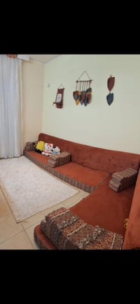 ، للبيع ديوان عربي مصمم لغرف بسماية على شكل حرف L وكوشات عدد ٤ وطابوري...