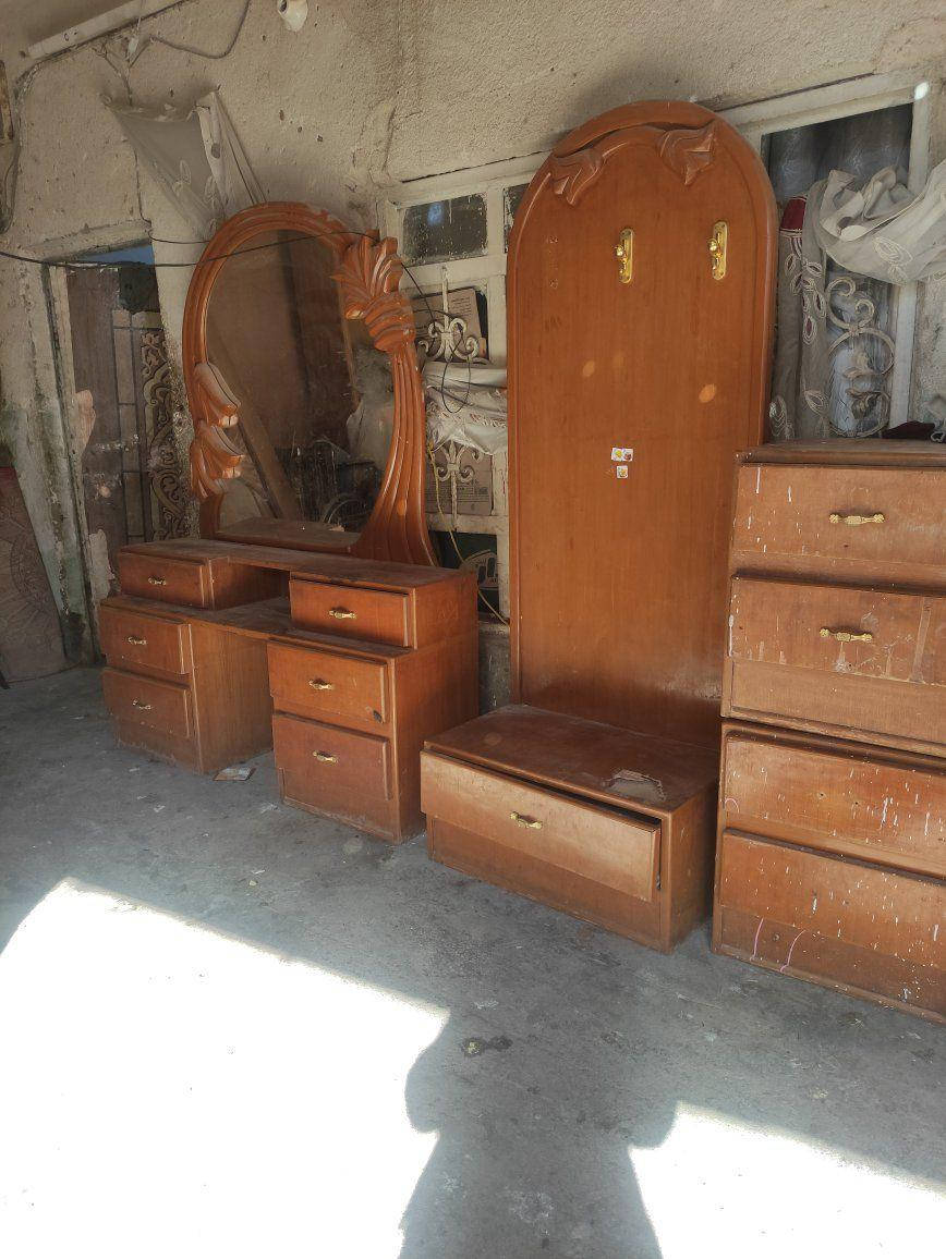 اخشاب صاج نضيفات مابيهن شي زاويه وميز مرايه وكومديات وتاج جربايه كلهن 80 كوفه شارع لمعمل قرب مجمع لمختار سكني *********** النجف, العراق
