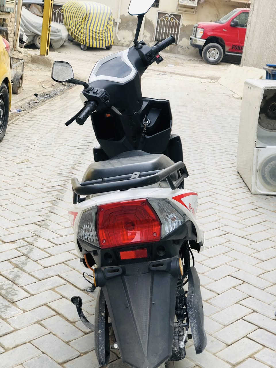 سلام عليكم
دراجه سكنس شحن للبيع 
دراجه نضيفه وجديده 
بصمتين سويجين 
تشتغل عن بعد 
انذار سرقه 
قفل تاير 
دبل اشاره 
لايت عالي ناصي 
شاشه دجتل تعرض الاعطال ونسبه الشحن
ستان صفح وتعليك 
نضام البارك 
ونضام R رجوع الى خلف 
منفذ يو اس بي 
مع شاحنه 
وياهه جنطه خلفيه
دراجه بيه ملاحضات صغيره 
السعر 525 وبيهه مجال 
مكان مدينه الصدر 
رقم ***********
