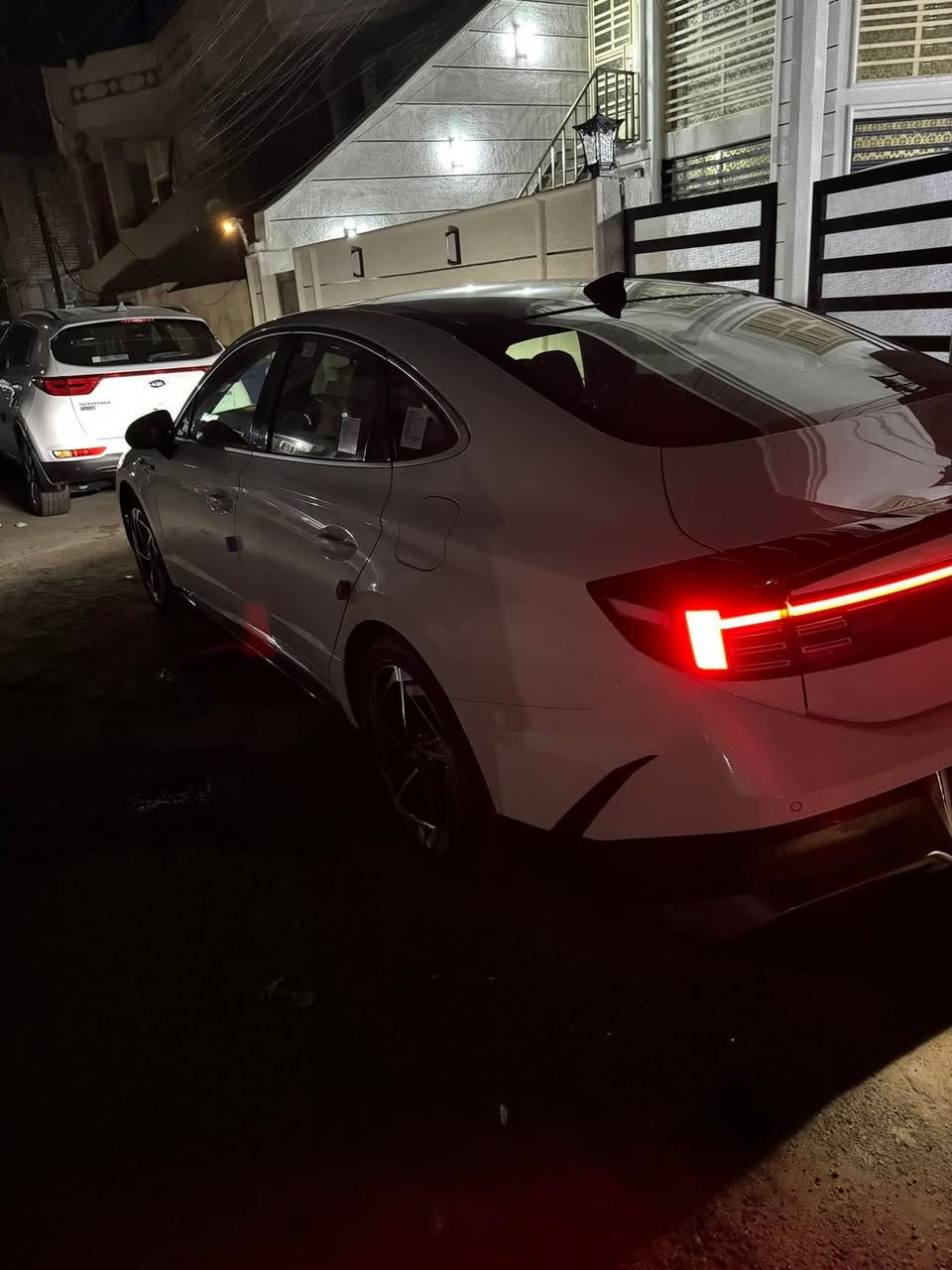 السلام عليكم عندي هاي سوناتا 2024 خليجي رقم بغداد حره  بأسمي سياره فول 1/1 كامل موصفات سياره صارت ماشيه 27 الف تبديل الدهن كله بل وكاله سياره كفاله عامه عده رصعه صارت بل باب الي ورا الصدر وسحبته bdr رصعه ع كد اصبع 
صورت الرصعه موجوده بل منشور 
السياره عارضه ب235 وبيه مجال للشراي سياره ع ايدي من شركه لليوم 
*********** بغداد الكرخ
