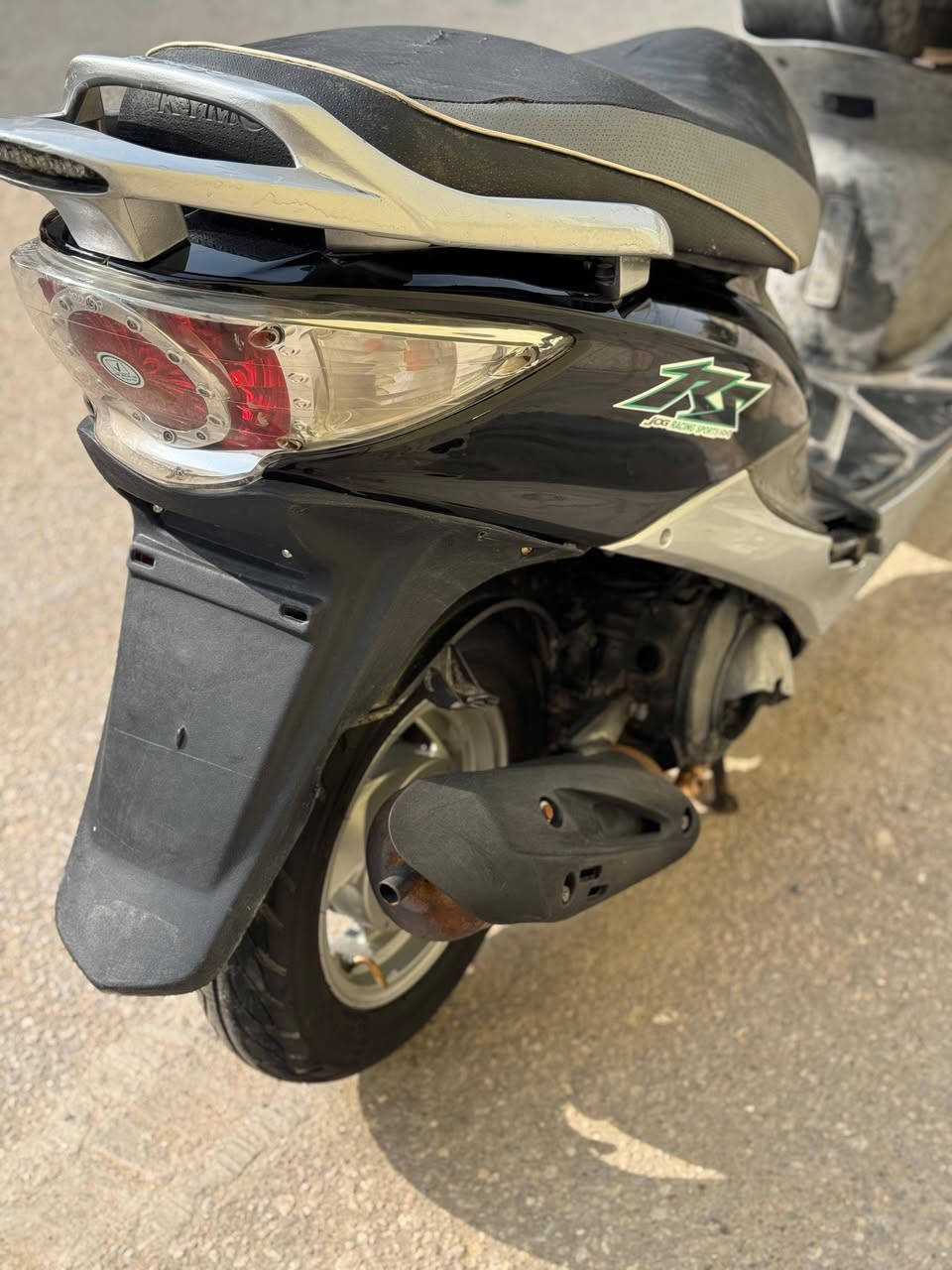 السلام عليكم دراجة كامكو جي فور مال حاوية مكفولة كفالة عامة من طول لطول كلشي بية شغال اي نقص مابية محرك مامفتوح السعر 500 وبية مجال لشراي يتصل مكاني نجف ***********
