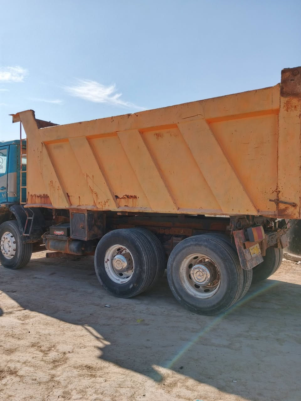 السلام عليكم سياره للبيع قلاب موديل 75 كير 130 مكينه 8 لا تنقص ولا تبخر شاصي مكفول  رقم بغداد سياره جاهزه للشغل سعر 115 بها مجال ***********
