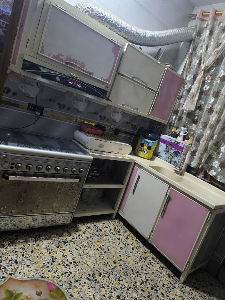 ديوان عشر مقاعد تسكام السعر 475
كاونتر بي اضرار بسيطه ب500
مكانهن حله رقم *********** حلة, بابل
