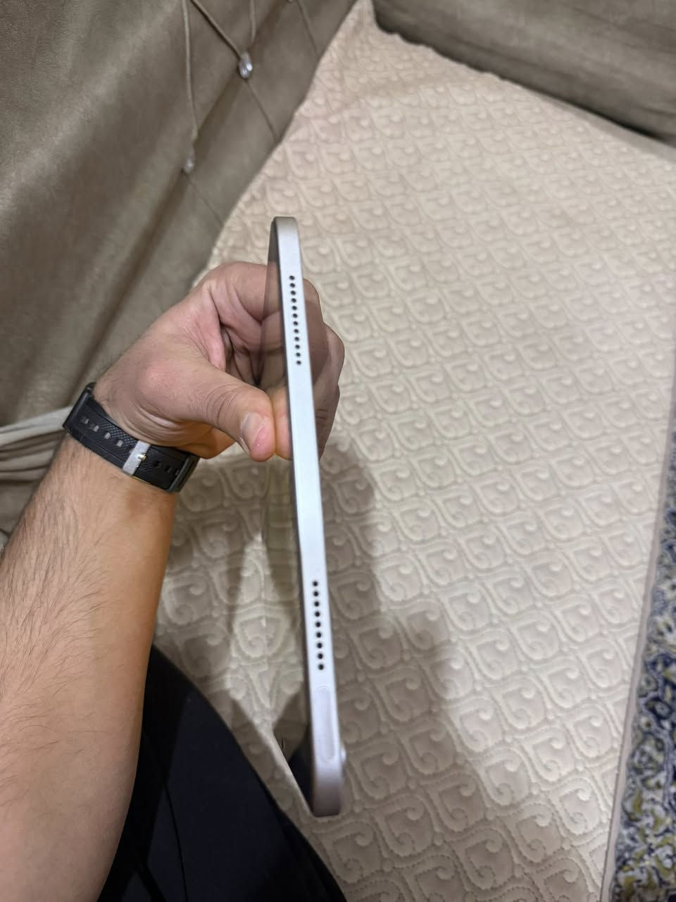 سلام عليكم ايباد 10 للبيع
ذاكرة 256 بطارية 99 
الجهاز ما مفتوح أطي بي ضمان 
غراضه كاملة شاحنة ولكارتونه 
مكاني بغداد الشعلة 
*********** بي واتساب
