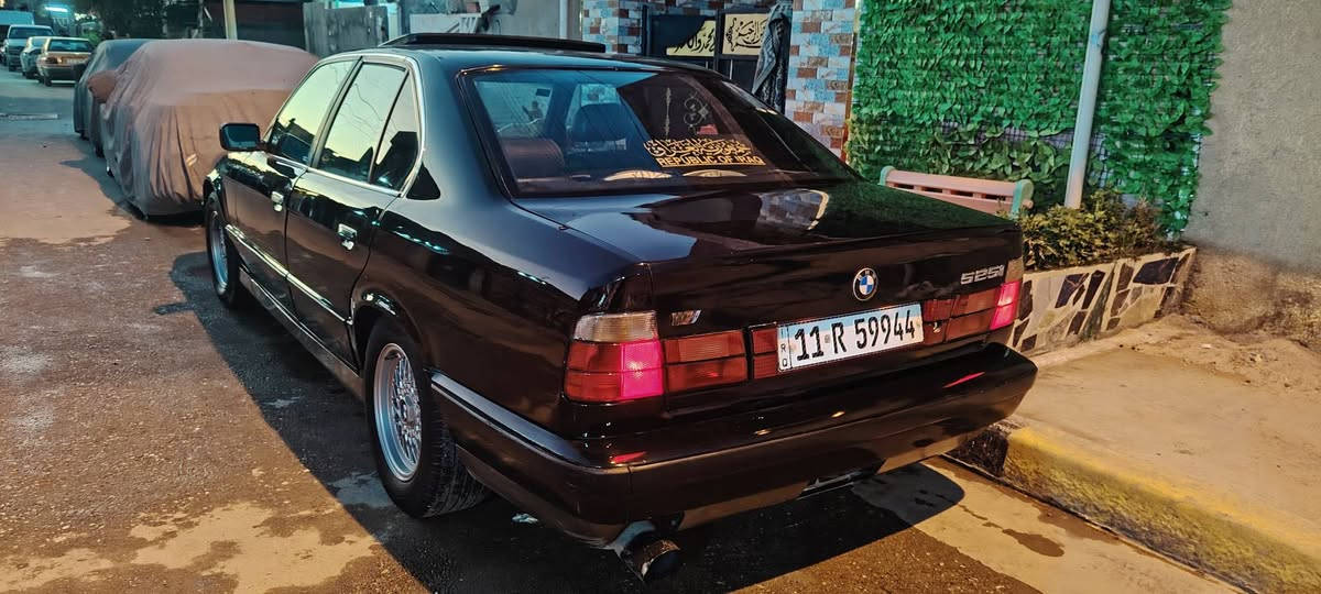 السلام عليكم بي ام 525 مسكر موديل ٩٠ بدون حادث كير مكينه صدر تبريد شغال خير من الله  تخم تاير كشنات جلد كهرباء شغالات فتحه سلايت طكتين شغاله تنته جديده مسجل بلوتوث سماعات دمام كهربائيات كلها شغاله السعر ٦٠ او بيها مجال بسيط للاستفسار ***********  مكاني بغداد بغداد, العراق
