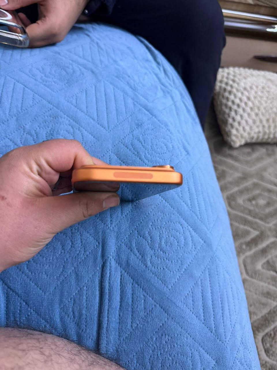 سلام عليكم ايفون 17برو ماكس برتقالي شريحه اكترونيه ذاكرة 256 برطاريه 100 مشحون 14مرة فقط نضافه/100 سعر خاص جهاز نضيف  عنوان بغداد مدينه الصدر الاورفلي قرب جامع الهدى رقم الهاتف ***********
