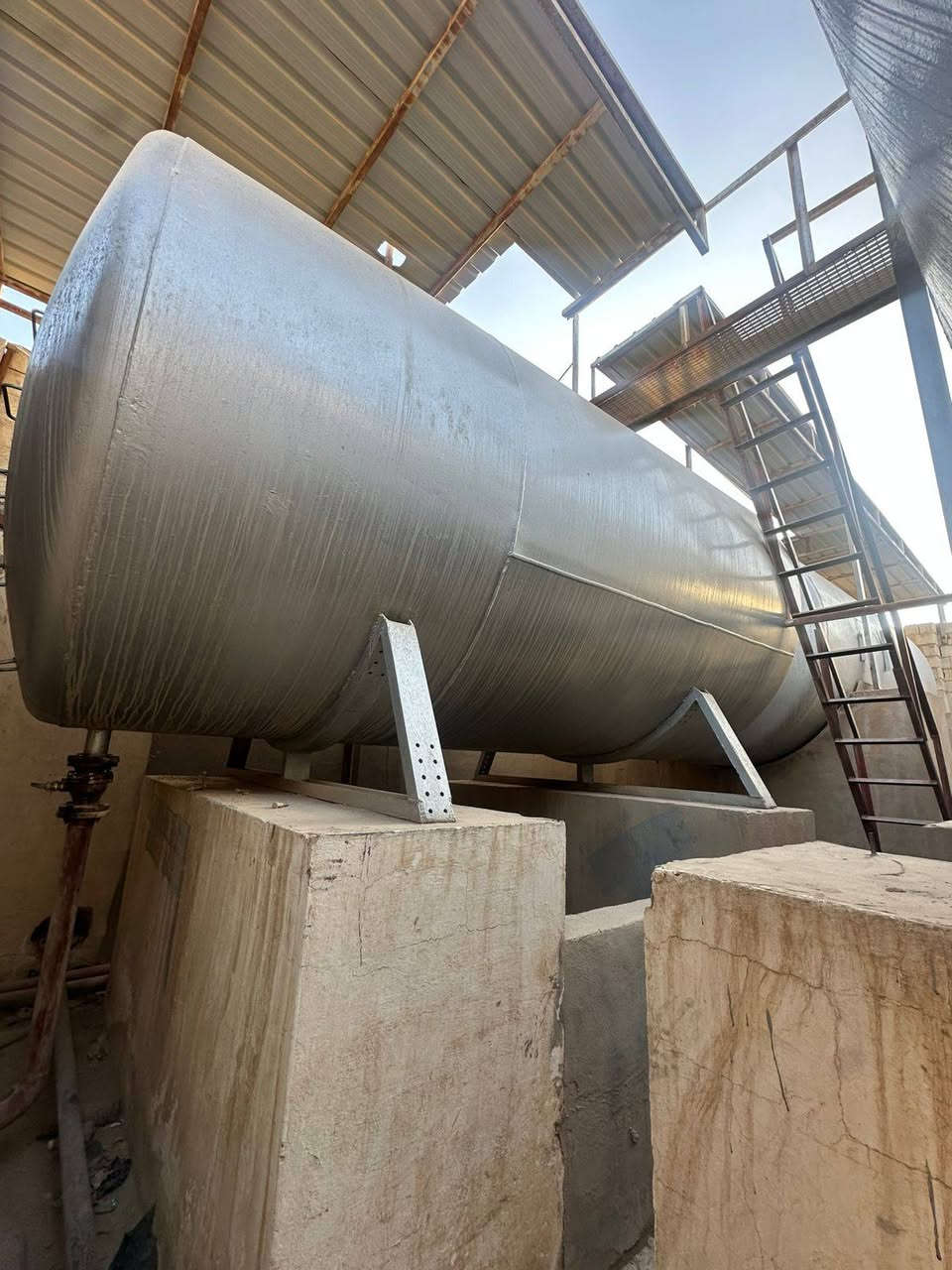 تانكيات عدد 2 سعة التانكي 27 الف 
حديد 6ملم حسب مواصفات شركة توزيع المنتجاة النفطيه 
سعر التانكي الواحد مليونين
***********
