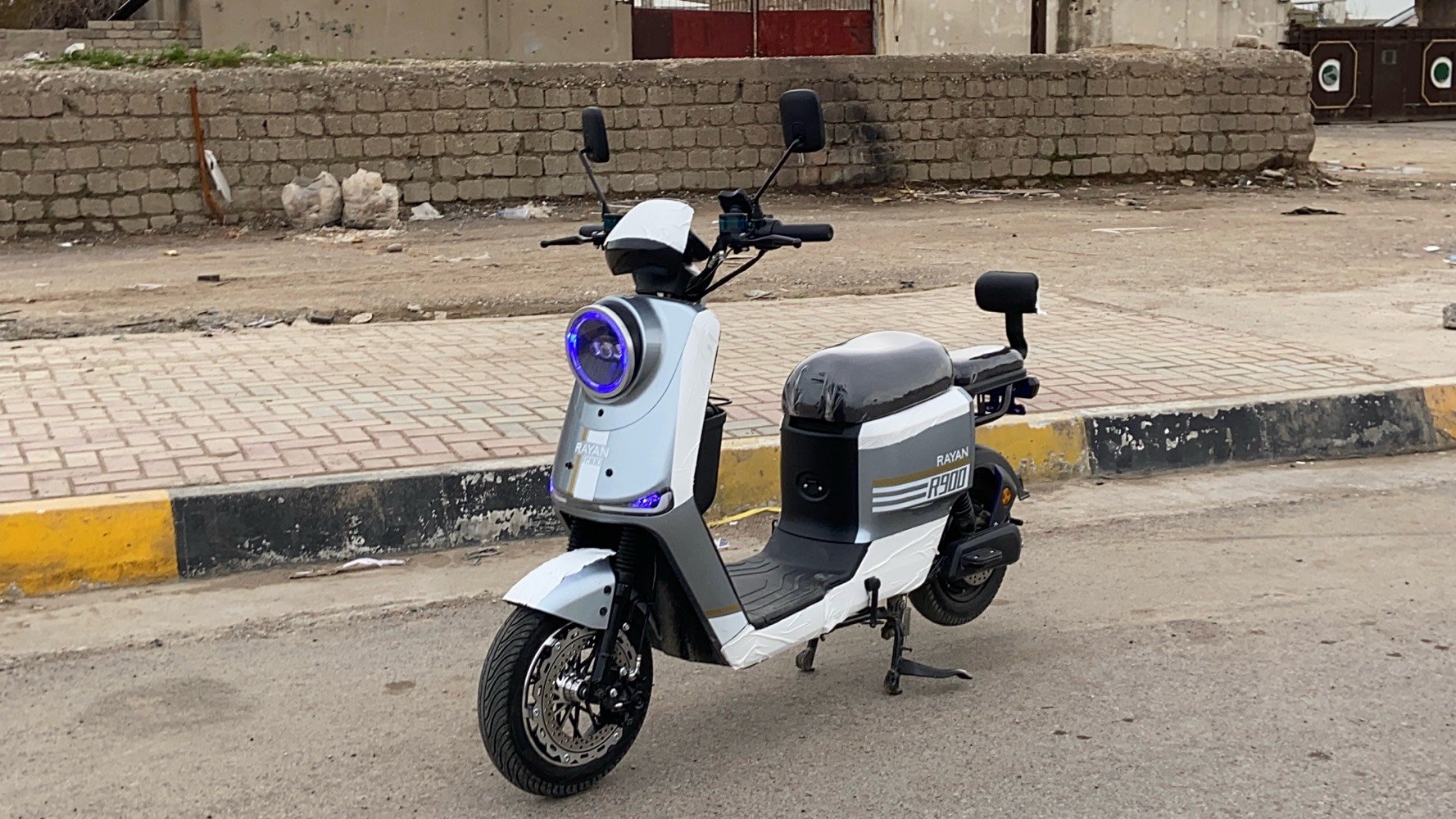 السلام عليكم ورحمة الله وبركاته 
دراجه Rayan R900 
مواصفات الدراجه 
1️⃣ 5 بطاريات ريان اصلية 26 أمبير سوبر ماكس كرافين 
2️⃣ ملف 1200واط حقيقي 
3️⃣ نظام P وكير 3 نمر ونظام R رجوع إلى الخلف  
4️⃣ نظام ABS مانع انزلاق 
5️⃣ بريكات دسكات دهن امامي خلفي 
6️⃣ لايت عالي ناصي ابيض زنون
7️⃣ سكن الون متغيره 
8️⃣ اشاير رباعي ويمين ويسار 
9️⃣ ويل كب امامي 
1️⃣0️⃣ مواصفات أخرى …..
1️⃣1️⃣ غراض أخرى تأتي مع الدراجة 1️⃣ خوذه اصليه نوعية ممتازه 2️⃣ شاحنه ريان اصليه مال دراجه 3️⃣ سله إماميه حديد 4️⃣ بايدارات 5️⃣ پم صغير ….
السعر ٦٢٥ الف دينار عراقي وقابل للتفاوض 
العنوان موصل الأيسر 
 
الرقم :-***********يتوفر الواتساب 