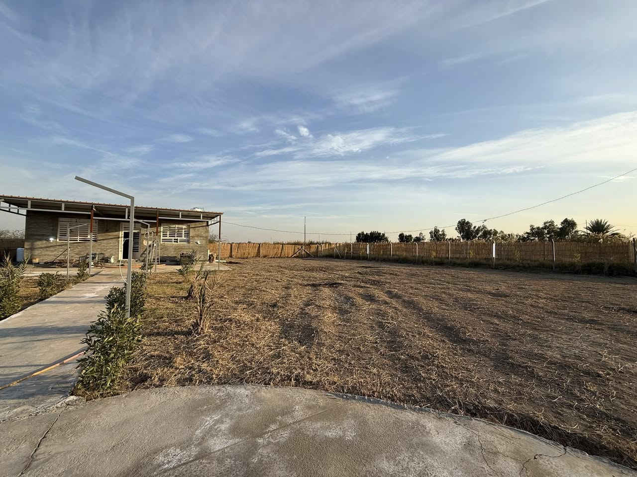 ان شاءالله بداية عام جديد مملوء بالخير والبركة على الجميع 

يعلن مكتب الشارقة للعقار في اليوسفية 

عن توفر دونم بالسند واقع حال دونم ونصف 

مسيج بالكامل وبي دار استراحة 

ومشجر وحديقة وترتيب يليق بالمشتري من اهلنا من بغداد 

متوفر ماء وكهرباء وشارع سبيس 

الموقع بغداد منطقة اليوسفية الشارع الثالث مربع المزارع اخر مربع بالمزارع 

السعر ١٧٥ وبي مجال 

العرض متوفر وخاص لدى مكتب الشارقة فقط 

اخوكم احمد الحمد الراجحي مكتب الشارقة للعقار 

***********
