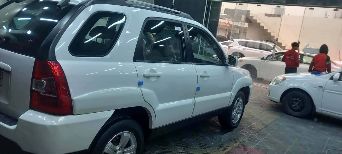 كيا سبورتج موديل 2010؛بدون صبغ بدون بارد محرك ما مفتوح 20 رقم اربيل جديد سنويه جديده هزي السيارة بسمي شرط التحويل السيارة.  داخل لونين داخل صاج    ماشيه ١٧٠ حقيقي مواصفات فتحه سقف حساسات. خلفية تبريد لمس شاشه كامري رقم الجوال *********** الشراي يتصل المكان القياره حاج علي
