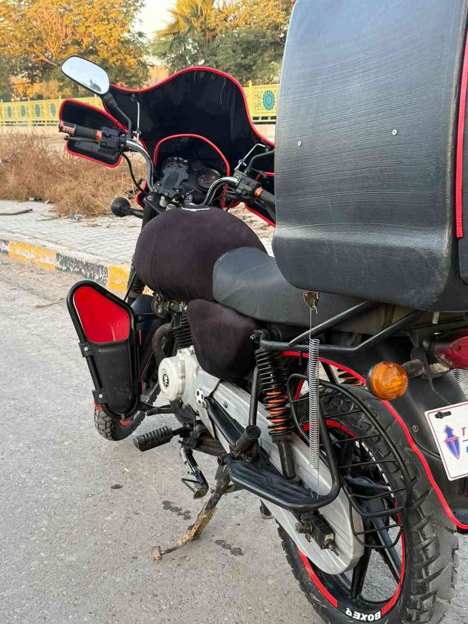 بوكسر 23 اوراق كاملة اصولي
كيجات كلهة شغالة كلهة بلادية 
مكينة بلاد ممفتوحة 
ماشية 123 
بيهة صندوك 
درع 
واقيات مال ايد 
جامة امامي 
لايت زنون 
شريط احمر 
اشاير كهربائيات كلهة شغالة 
تايرات نضاف 
مكاني بغداد البياع 
*********** 
فقط واقية الزنجيل الفوك فاتحة بس موجودة
