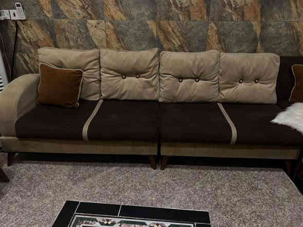 السلام عليكم تخم تصنيع عراقي 
10 مقاعد 
تكمة وبيه خشب كامل داخل التخم لأن تصنيع حسب الطلب 
طاولة وسطية 
نظافة ممتازة 
500 ألف وبيه مجال 
للاستفسار 
*********** محمد
