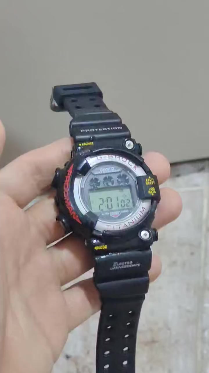 ساعة Casio G-Shock Frogman الكلاسيكي DW-8200 المصنوع من التيتانيوم. هذا الموديل يعتبر من الساعات "الفينتج (القديمة) التي تعود لفترة التسعينيات، وهو معروف بمتانته العالية وتصميمه المخصص للغواصين..

مواصفات الساعة الرئيسية:
المادة: هيكل الساعة مصنوع من التيتانيوم، وهو ما يفسر كلمة "TITANIUM" المكتوبة بوضوح على الإطار السفلي.
المقاومة: مصممة لتكون مقاومة للصدمات والماء حتى عمق 200 متر (20 Bar).

المميزات: تحتوي على شاشة رقمية تعرض الوقت والتاريخ، ومزودة بإضاءة خلفية كهربائية (Electro Luminescence). 

ملاحظات هامة:
تعتبر هذه الساعة قطعة مطلوبة لهواة جمع الساعات القديمة نظراً لندرتها وجودة تصنيعها اليابانية الأصلية

سعرها 50 الف فقط جديد ونظيف


**إذا كنت صاحب هذا الإعلان وتريد حذفه لأي سبب، رجاءا أرسل رسالة إلى الدعم الفني**