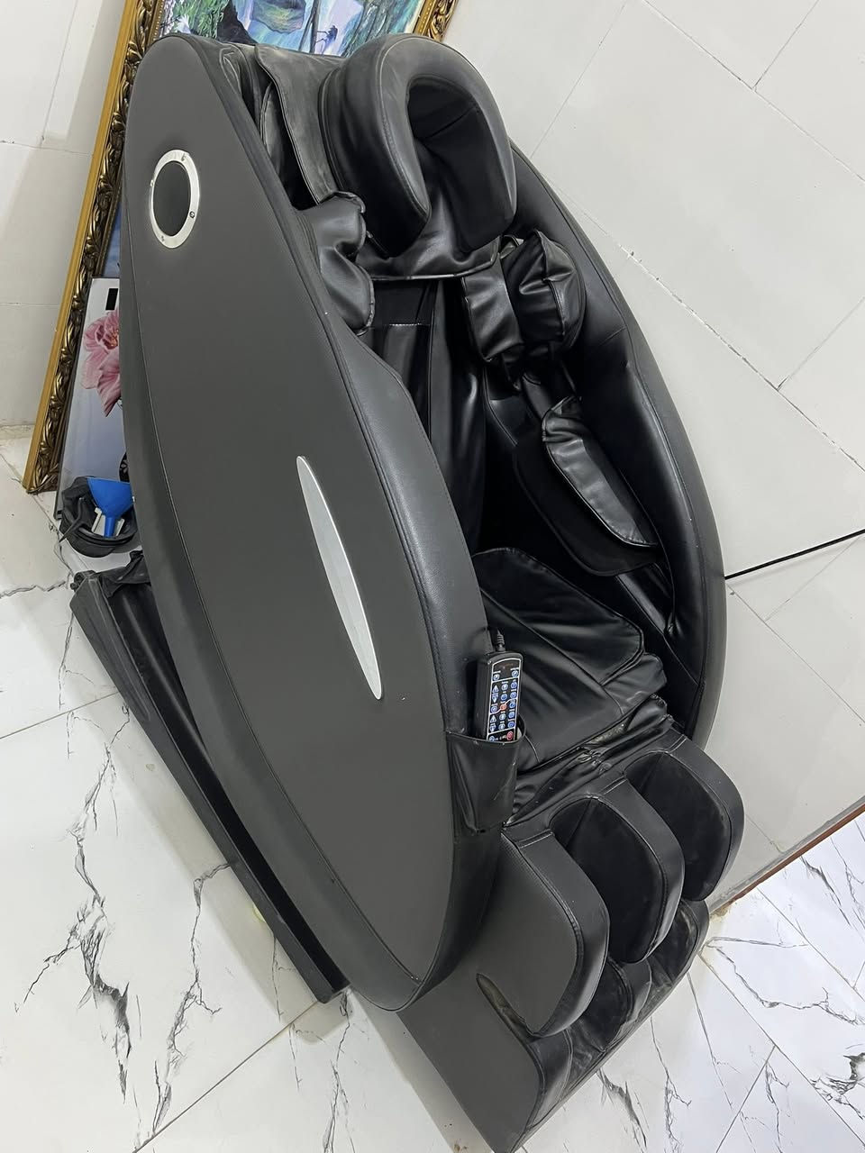 للبيع … كرسي مساج كهربائي
مستخدم قليل جداً 

 • النوع: كرسي مساج كهربائي كامل الجسم

 • مناطق المساج:

 • الرقبة والكتفين

 • الظهر (علوي – وسط – سفلي)

 • الخصر

 • الذراعين (وسائد هوائية)

 • الساقين والقدمين (عجن + ضغط هوائي)

 • آلية المساج:

 • بكرات متحركة للظهر (Rolling / Kneading / Tapping)

 • أكياس هوائية Airbags للذراعين والساقين

 • مساج عجن للقدمين

 • وضعية الاستلقاء:

 • استلقاء شبه كامل (Zero Gravity غالبًا)

 • التحكم:

 • ريموت تحكم جانبي متعدد الأزرار

 • برامج تلقائية + تحكم يدوي بالشدة والسرعة

 • التدفئة:

 • غالبًا تدفئة أسفل الظهر (Heat Therapy)

 • الخامة:

 • جلد صناعي PU

 • هيكل داخلي معدني

 • الطاقة:

 • كهرباء 220–240 فولت

 • الوزن التقريبي:

 • 80–110 كغم

 • التحمل:

 • حتى 120–150 كغم

🧠 الاستخدامات

 • تخفيف آلام الظهر والرقبة

 • الاسترخاء بعد العمل

 • تحسين الدورة الدموية

 • مناسب للعيادات، الصالونات، أو الاستخدام المنزل

السعر 800$ وبيه مجال بسيط

***********
