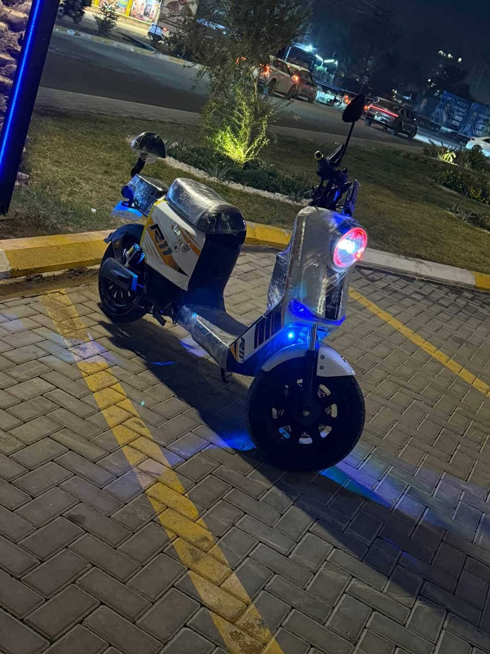 السلام عليكم دراجه شحن للبيع موديل 2025 نوع R11 فول مواصفات دراجه نظيفه ما صار الي شهر من ماخذها السعر 550 او بيهة مجال رقم الهاتف ***********
