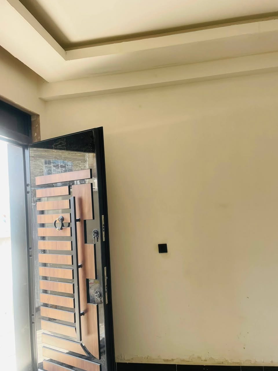 يا الله
دار حديث للبيع تم انجازه من طراز الدرجة الاولى في منطقة الشعب خلف النادي العربي
المساحة ١٠٠ متر
واجه ٥ متر
نزال ٢٠ متر
يحتوي على ٤ غرف نوم وخدمات ٣
مدخلين/ وصالة خطار ومطبخ ومنور
للاستفسار/ مكتب الحضارة للوساطة العقارية
***********
