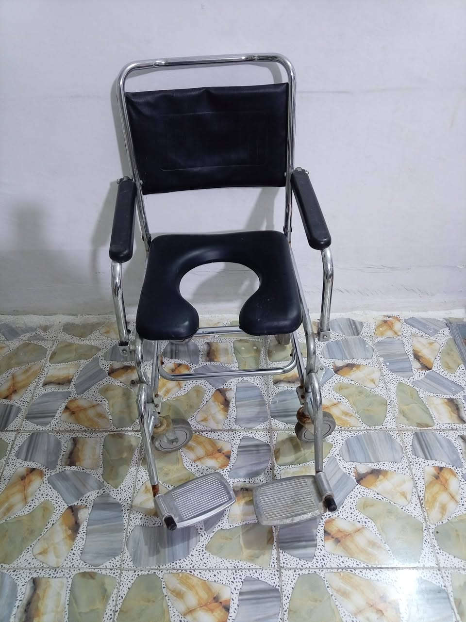 عربانه طفل نظيفه حيل السعر ٦٥ وكرسي صحيات ايضا نظيف السعر ٢٥ وبيهن مجال بسيط *********** الحله الثوره
