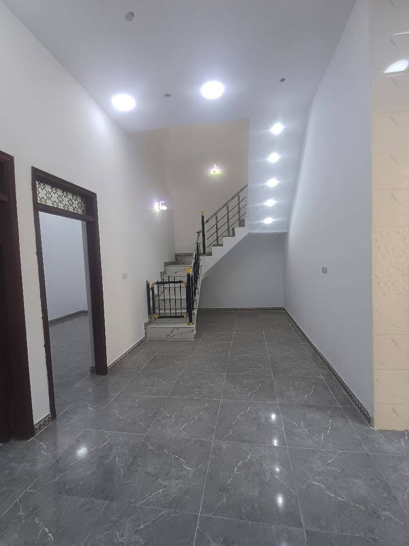 ٣دور سكن للبيع مساحة كل بيت 100متر وسعر بلاش بلاش سعره الواحد 60وبي مجال للشراي كل بيت غرفتين وصاله ومطبخ وصحيات ديوانيه طابو باسم عراقي البصره ابوالخصيب حمدان قرب البريد وقرب المستوصف *********** ابو الخصيب, البصرة
