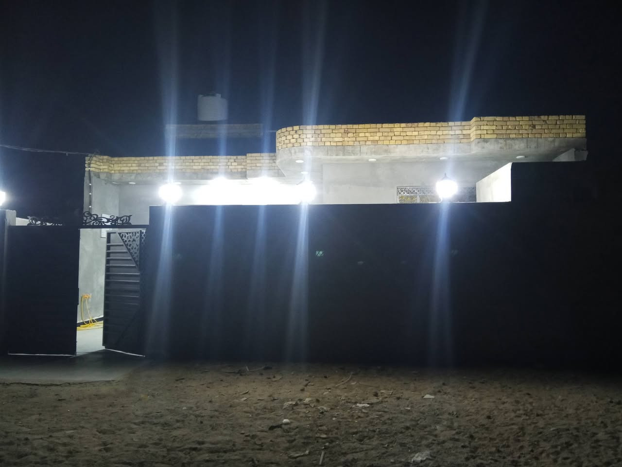 بيت زراعي200 متر  للبيع مكان حي الفداء قريب شارع 60 ماي مجاري كهرباء اباب البيت على شارع 10 امتار بنيان قبل 4اشهر جديد بناء بلوك كهربائي رباط صب الصطح صب بيت كامل تعال وسكن بيه غرفتين ودوانيه وصحيات 2خارجي وادخلي اي ستفسار اتصل ***********
