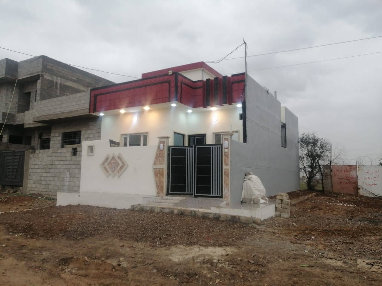 بيت للبيع 100متر مربع غرفتين نوم واستقبال ومطبخ البيت فول واحد على واحد أساس بادلو المدرسة الصينيه
ماء كهرب البيت رقم واحد وصل بلديه طريق دهوك القديم 
سعر البيت 44 مليون وبي مجال 
***********
***********
