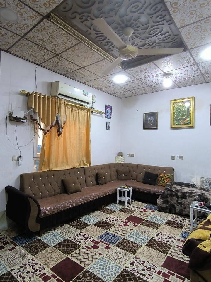 بيت للبيع حي واسطي قرب حسينية ام البنين
مساحة200 متر مربع زراعي 25 طابق واحد خريطة فول
 ثلاث غرف نوم احدها تحوي حماما ،هول وصالون ومطبخ وحوش وصحيات داخليه وخارجية  بسعر مناسب 
للاستفسار اكثر ***********
