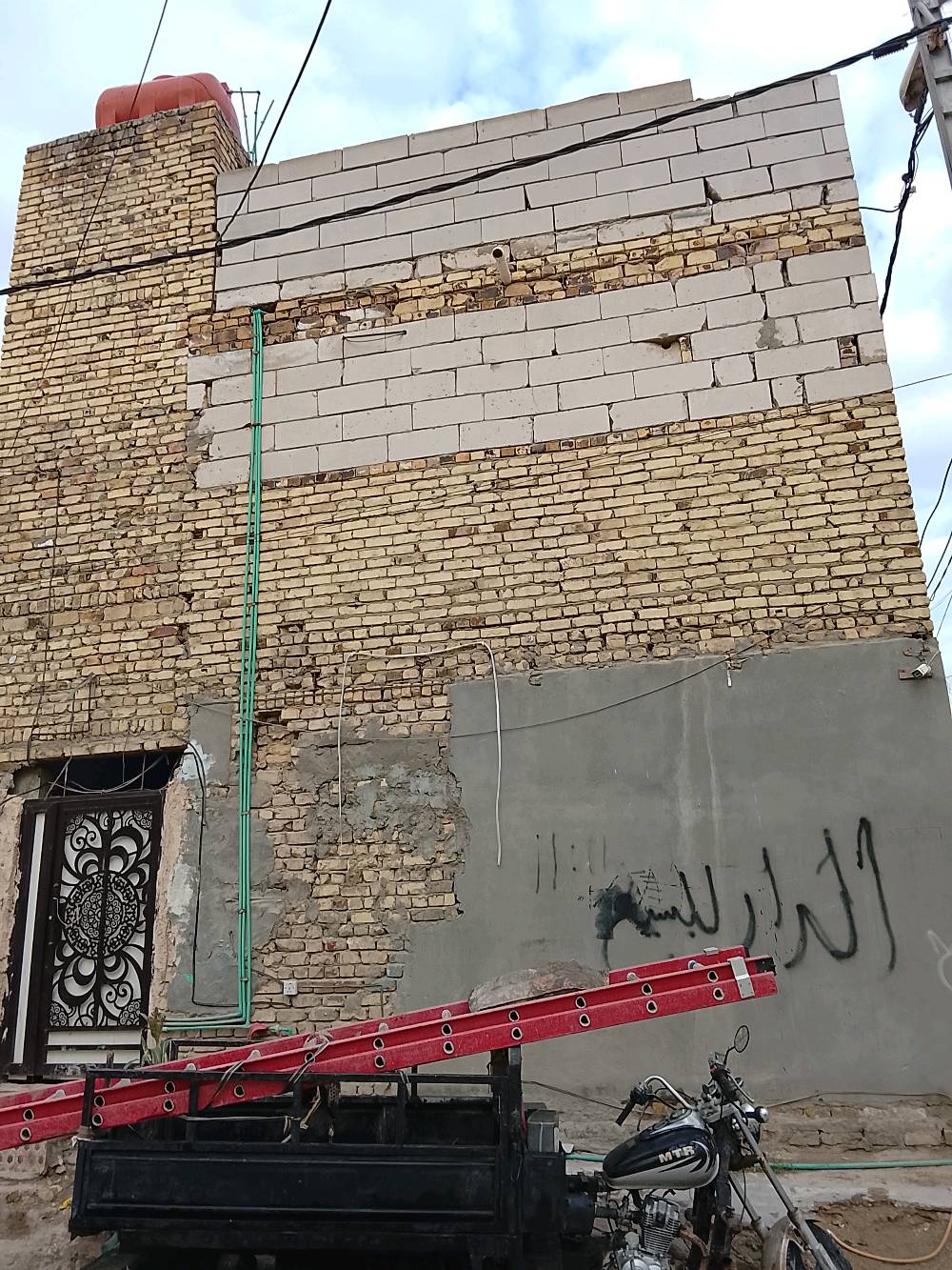 بيت شارع سالم ٧٥م طابقين اربع غرف ومطبخ وحمام ركن على شارعين جاهز للسكن *********** تفاصيل اكثر تجي وشوف وتقتنع 