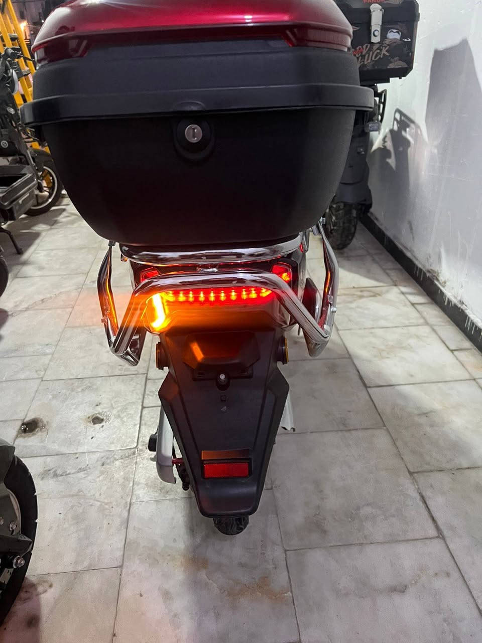 سلام عليكم دراجه شحن 2025 عين الاسد
دراجه صارله شهرين من نزلتها من رنبه درجه نضيفه حيل ومماشيه قليل
ضواها زنون ناصي و عالي
جوزه بدلادي ترجع بك
درع حديد + جنطه
سويجات 2 + بصمات ثنين
تشغيل عن بعد بل بصمه
حساسات بريك امامي وخلفي
سعر 750 وبيها مجال
بغداد حي اور
رقم : ***********
