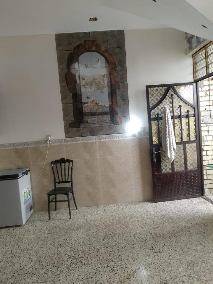 بيت للبيع مساحه 100 متر  زراعي سند 117مربع طابق ونص
العنوان الشعب المربع الي بصف حي المهندسين فتحه ملعب سانسيرو قريب عل شارع 
للاستفسار الاتصال على الرقم او واتساب ***********
