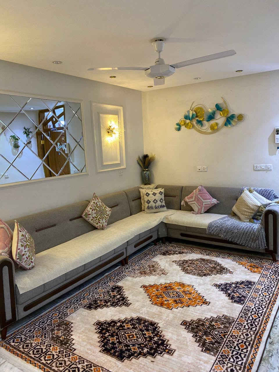 يتوفر مشتمل للبيع🏠
موقع الشعب قرب ثانوية غمدان📍
مساحة سند 75م واجهة 3.75 نزال 20📄
⚫️استقبال 
⚫️مطبخ
⚫️غرفتين في الطابق الثاني
للأستفسار ***********
