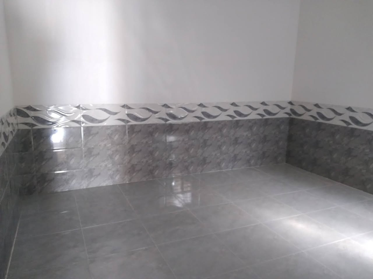 البيت للأجار جديد المساحه 125 (25×5)العنوان ديوانيه حي العسكري الثاني بدايه شارع الخباطات م جهه شارع الوكفه يتكون من غرفه وصاله ومطبخ وصحيات داخليه وخارجيه للتواصل على الرقم   *********** وات ساب
