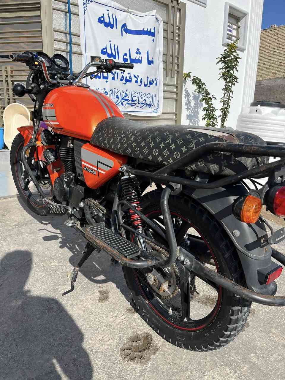 دايون نفخ لون برتقالي موديل ٢٠٢٠  طالعه سنة٢٠٢١ بشهر الثامن دراجة نضيفة ومابيها نقص ما مفتوح منها برغي على ايدي وبأسمي السعر ( مليون و٣٠٠ الف ) ما متواجد على النت للأتصال ***********
