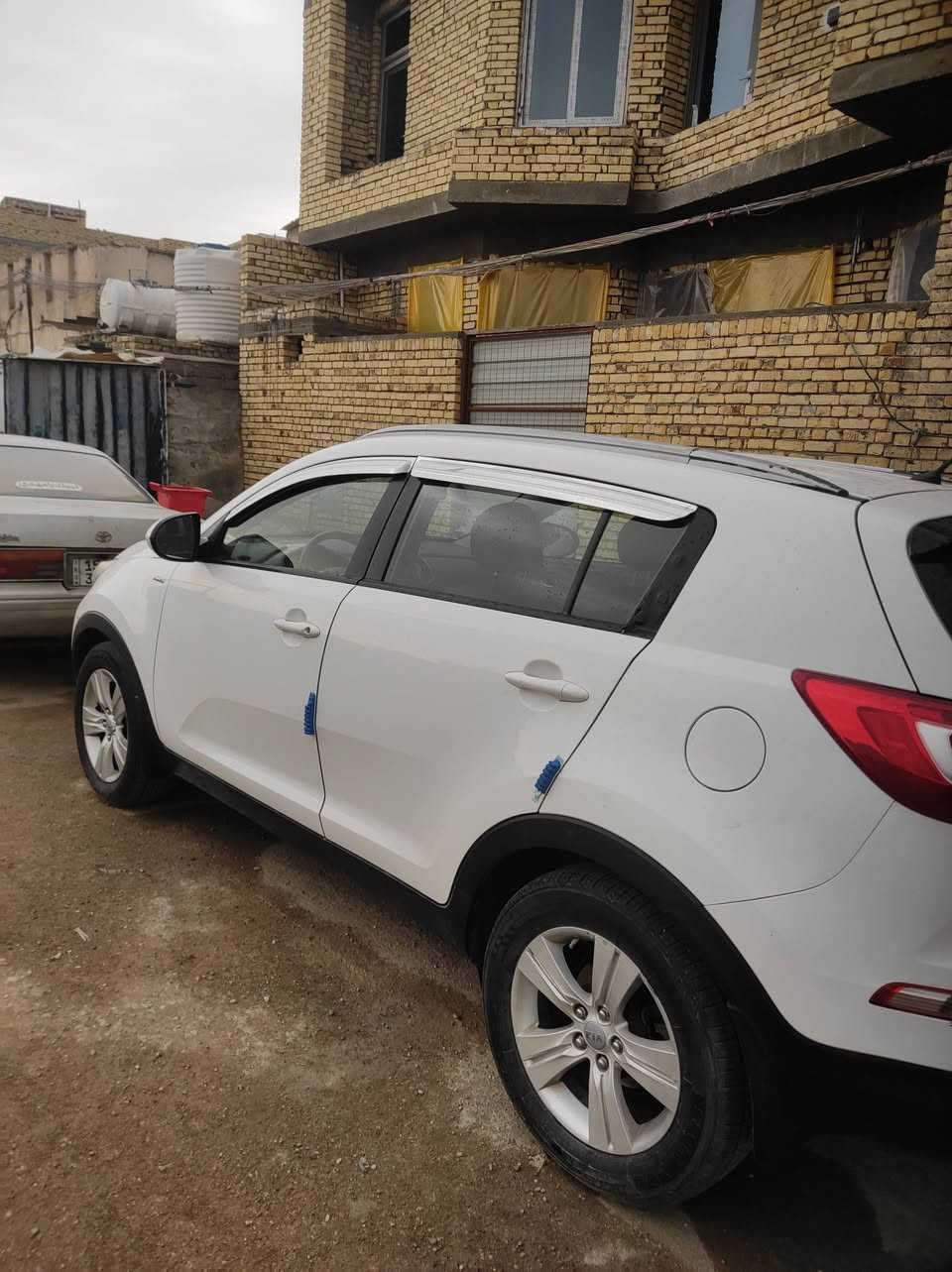 السلام عليكم كيا سبورتج موديل 2011 محرك 2400 دوش خليجي ماشيه 106 الف السياره جاهزه بيها فقط ظربة بالهلال الجامرلغ الخلفي الايمن مع قليل من الباب الايمن ظربة ستوته السعر 138 وبيها مجال الاتصال على ***********

