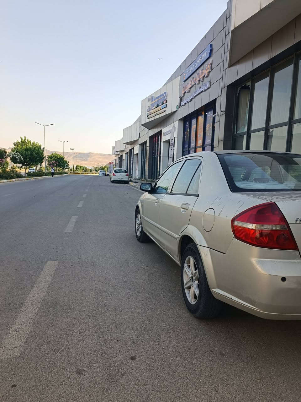 مـــــازدا فاملـــــی ٢٠١٠
گێــــــڕ ئۆتۆ ماتیک
نرخی زۆر زۆر هەرزانە
خوار ٦٠گەڵایە
***********
کاتی پیوەندی ١بۆ١
سەنەوی تازەیە
گێڕ مکینە تەبرید بەشەرت
بێ تەقەو ڕەقەیە مەسرەفی کاملی تێدا کراوە
ماڵی دۆستە
کاڵ بونەوەی هەیە

