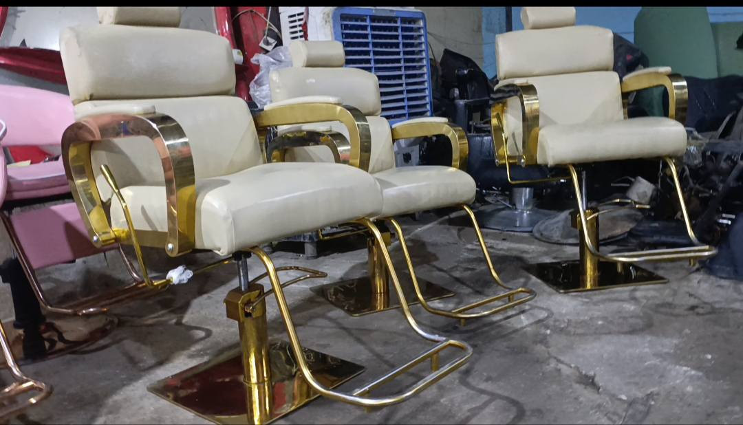 اللهم صل على محمد وال محمد.  صالونات الحلاقة والحلاقين . متوفر كراسي حلاقه مستعمل خوات جديد وكاملات وشغالات ومظبوطات ع فحص كامل مكمل موديلات منوعه واسعار مناسبه ومختلفة ومتوفر ايضا ديكورات وجلسات . متوفر توصيل كافة المحافظات. واتساب ***********  ***********  العنوان كربلاء
