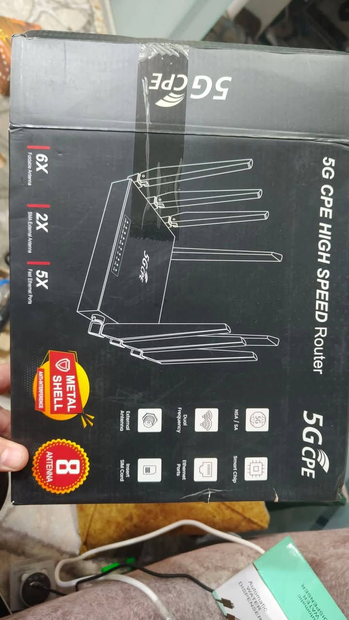 هذا الجهاز هو راوتر 5G CPE عالي السرعة، وهو مصمم لتوفير اتصال إنترنت سريع جداً من خلال شبكات الجيل الخامس (5G) للاستخدام المنزلي أو المكتبي. 
المواصفات الأساسية لهذا الراوتر:
دعم شبكات الجيل الخامس (5G): يدعم تقنيات 5G لتوفير إنترنت فائق السرعة وجودة اتصال عالية.
عدد الهوائيات: يحتوي على 8 هوائيات (Antennas) لضمان تغطية واسعة ونطاق إرسال قوي.
منفذ شريحة SIM: يتضمن منفذ شريحة اتصال (SIM Card Slot)، مما يسمح باستخدامه في الأماكن التي لا يتوفر فيها كابل ضوئي أو خط أرضي.
تقنية WiFi 6: يدعم العديد من موديلات هذا النوع تقنية WiFi 6 ثنائية النطاق (2.4G + 5.8G) لسرعات نقل بيانات لاسلكية تصل إلى مستويات عالية جداً.
المنافذ: يحتوي عادةً على منافذ إيثرنت (Gigabit LAN/WAN) لتوصيل الأجهزة سلكياً بسرعة عالية.
الهيكل: يتميز بهيكل معدني (Metal Shell) للمساعدة في تبريد الجهاز وتحسين الأداء.... سعر ٧٥ وتساب ***********

