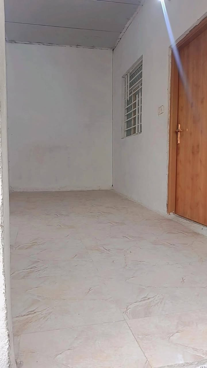 دار للبيع في قضاء الكوفة المقدسة منطقة الرشادية قريب على شارع السكة مساحته (١٠٠) متر طابقين يحتوي على أربع غرف (٢) في الطابق الارضي و(٢) في الطابق العلوي مع صالة واستقبال .. للاستفسار التواصل على الخاص او على الرقم التالي ***********
