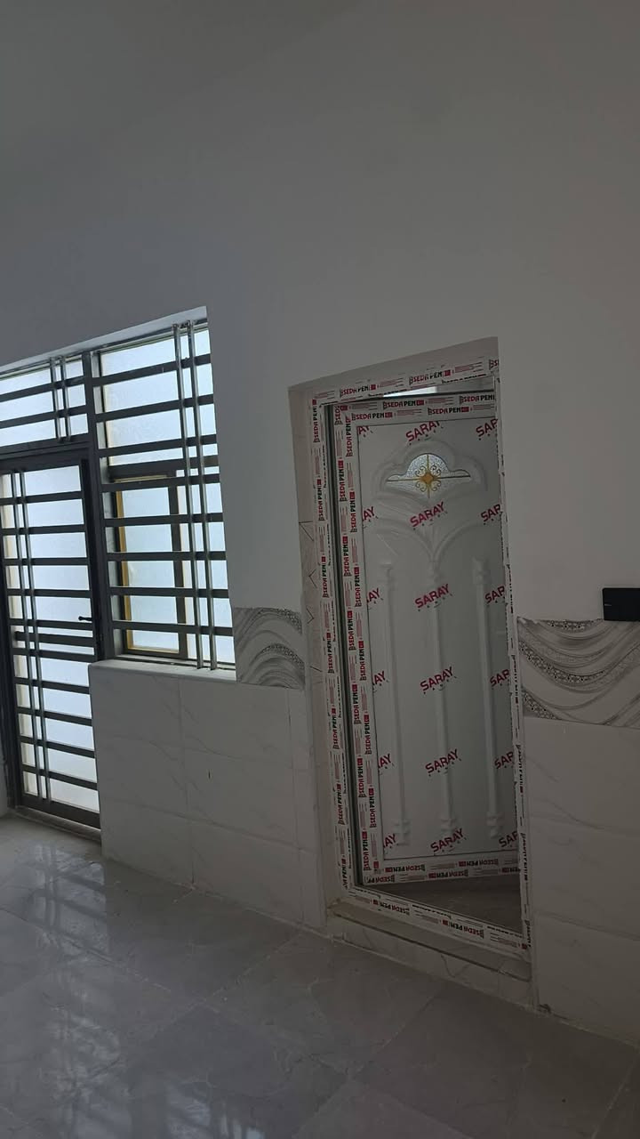 👋سلام  عليكم ♦ #مكتب_عقارات_الهمام_1♦دار للبيع  

      ♦#كل_شيء_بالتخمين__الا_العقار_بالتثمين♦

💵💵💵#السعر_البيع_45مليون  مع مجال التفاوض 

دار للبيع مساحة 100م طابو زراعي سند 25 
اساس صب سقف صب بناء طابوك 
 
يحتوي 1غرفة نوم  صاله استقبال مطبخ صحيات داخل وخارج ارضيه بورسلين جدران سيراميك 
تسليم مباشر 

🌏#الموقع__الكوفة  شارع المطار شارع حاتم الخير 

لتواصل والاستفسار مراجعة ♦#مكتب_عقارات_الهمام_1♦ الكائن في #الكوفة #شارع المعمل قرب مستشفى البيطري 
*********** واتساب  وا اتصال 
    ♦نستقبل عروضكم مدار 24 ساعه
