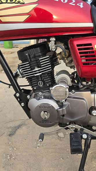 السلام عليكم دراجه هانده فقط وصل أكرر فقط وصل 
المكينه 125cc سلف الدراجه صارله عشرة أيام عندي 
السعر مليون و250 الف وبيه مجال 
المكان ميسان طريق عماره مجر قرب المشتل للتواصل واتساب فقط 
*********** فقط واتساب
الاتصال 
***********
