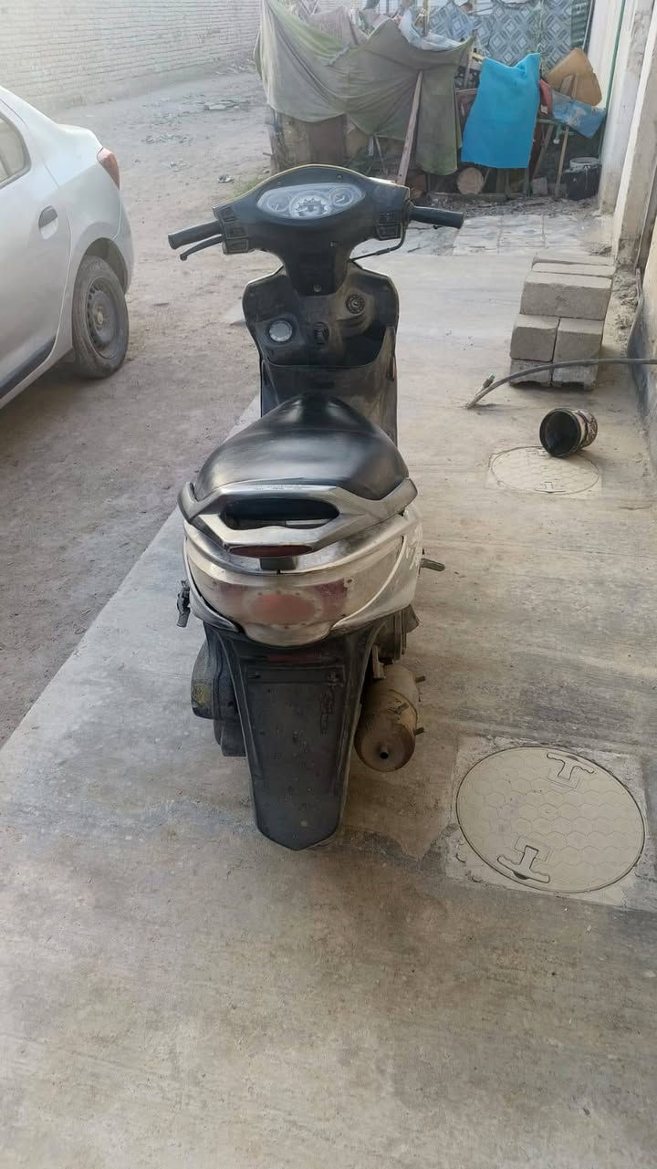 دراجة كامكو جي فور
مكينه بلاد ما مفتوحة 
كهربائيات شغالة 
تاير خلفي وبنزات جديدة 
عوزهة بس ترتيب كفرات وتفيلس لان صوتهة عالي 
ب 400 وبيهة مجال 
رقمي ***********
