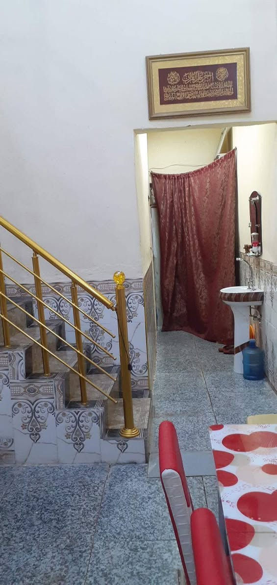 دار طابقين بناء حديث سنة ٢٠٢٢ شيلمان المساحه ٦٠ متر ٤ غرف وصاله ومطبخ اوبن على الصاله مثل ما موضح بالصور الموقع الجديده الرابعه قرب عرصة جبل السعر ١١٠ وبي مجال للتواصل مكتب ابو سيف الجبوري للوساطة العقارية ***********/***********
