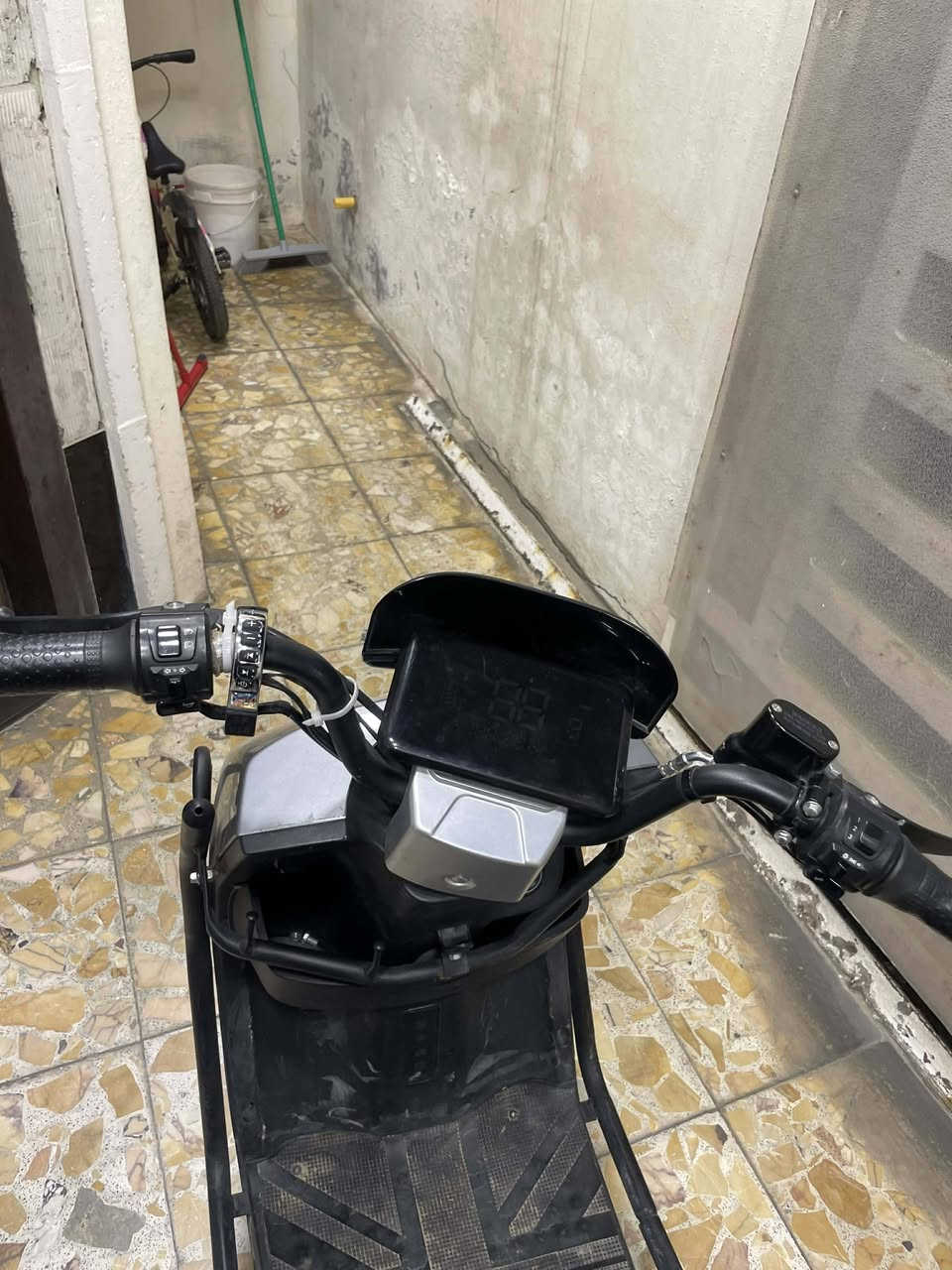 السلام عليكم دراجه شحن للبيع 
ملف الف وخمسميه 
6بطاريات بلادي 
شاشه ايباد
درع حامي من الخدوش
والتكسير 
دراجه خير من الله 
السعر 500 وبيها مجال 
مكان بغداد حي الجهاد 
الرقم. ***********
تعال وتشلع عيوني
