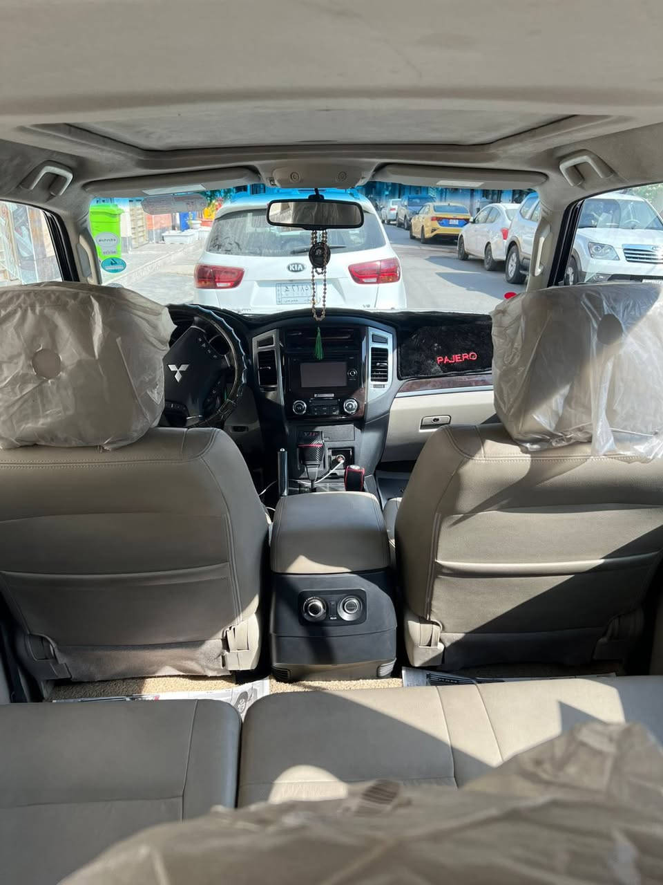 السلام عليكم للبيع باجيرو حبتور راس الارنب العلامه الذهبيه خليجيه السياره لون ابيض صدفي مديل 2019السياره جديده بمعنه الكلمه ماشيه46الف رقم اربيل مكفوله من الصبغ والضربه والبارد مواصفات السياره حساس خلفي حساس اطارات كامره خلفيه كشنات جلد سبعه راكب الامامي كهرباء دمام نضام دفلوك مري شفط شرط الاسبير منازل تبريد تدفئه ثلاث قطع وبيه ثلاجه جانبيه فتحه سقف محرك 3800السعر 252وبيه مجال للشراي مكاني بغداد للستفسار رقم***********غير متواجد فيس فقط واتساب
