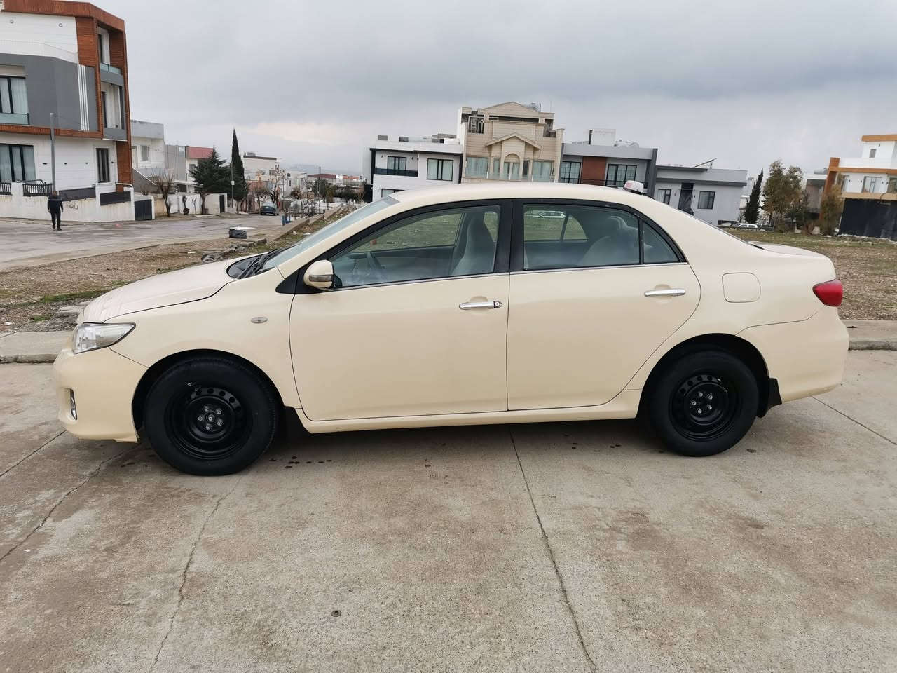 بەناوی خوای گەورەو میهرەبان کرۆلا مۆدیل2011بۆ فرۆشتن کامل ڕەش پیشو دوای کەپسە هەردو چەمەلەقی دوای بۆیاخە بێ ناوگرتن سەنەوی بەسەر چوە  سۆنەریم داناوە 915هەزار غرامەی تیدایە دوای معامەلە بۆت دەگیڕمەوە نرخی 112گەڵاو معامەلەیکی  زۆر کەم  گۆڕینەوەش دەکەم بەتەکسی  شوین سلیمانی مشتەریت تیل بکە***********
