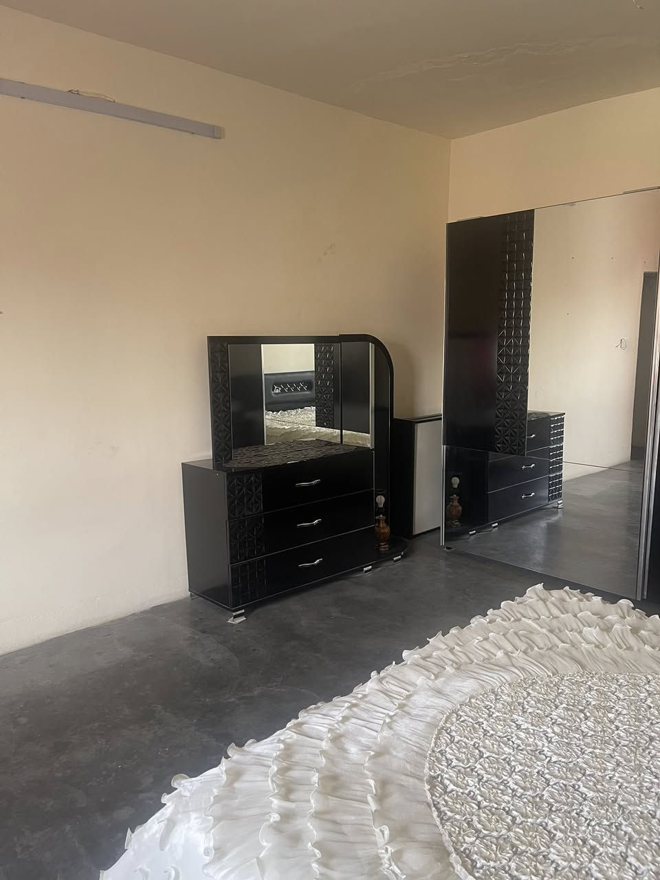 غرفة نوم للبيع جديد سعر ٥٠٠ بي مجالهـ*********** عنوان حي عسكري

