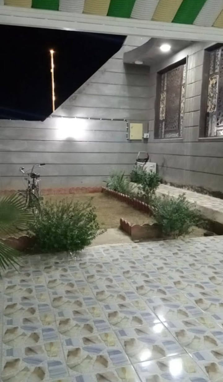 بيت طابو صرف مساحته ٣٠٠م حي الحرية الاول شارع المدرسة الصينية الطابق الاول غرفتين نوم وصالة واستقبال ومطبخ والطابق الثاني غرفتين وصالة بناء البيت طابوك وصب شغل درجة اولى حديث تحويل مباشر 
للاستفسار ***********/***********
او مراجعة مكتب أمتار للعقار
