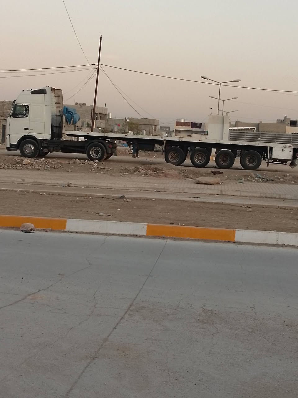 السلام عليكم فالفو 2003 اوتماتيك  قماره 4 خطوط محرك شاصي قماره كفاله .سنويه بسمي 2028 مثبته 3 محاور مزوج جوناب متحركه   ملاحضه السياره تحمل 40 طن.  الرقم ***********.
