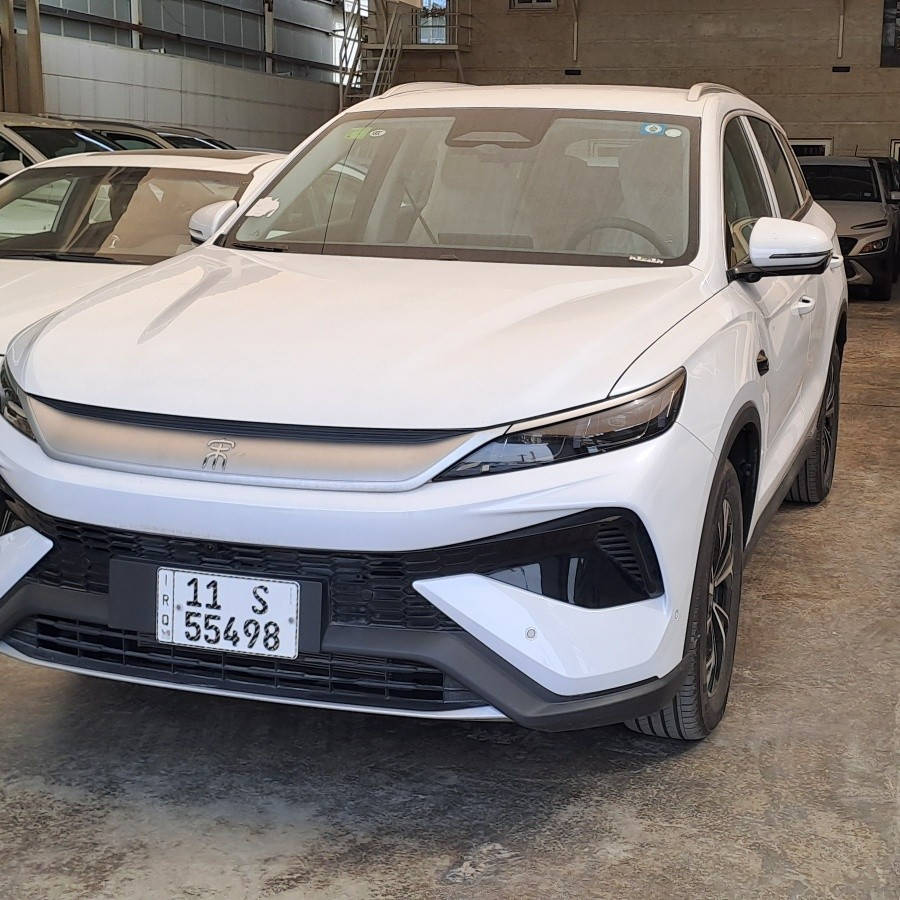 ♦️BYD Song pro 2️⃣0️⃣2️⃣5️⃣ بي واي دي سونج برو ♦️

بي واي دي سونج برو 2025 (BYD Song Pro DM-i) هي سيارة SUV هجينة (Plug-in Hybrid) عصرية واقتصادية للغاية، تعمل بنظام DM-i من الجيل الخامس، وتتميز بمدى كهربائي نقي يصل إلى 75-115 كم، ومسافة إجمالية تقارب 1600 كم. 
الأداء والمدى: تسارع من 0 إلى 100 كم/ساعة في حوالي 6-8 ثوانٍ تقريباً. مدى كهربائي نقي (CLTC) يصل إلى 75 كم أو 115 كم، بمدى شامل يبلغ نحو 1600 كم.

التصميم الخارجي: تصميم "Dragon Face" الحديث مع إضاءة LED بالكامل.

التصميم الداخلي والتقنية: شاشة دوارة قياس  15.6 بوصة، لوحة عدادات LCD مقاس 8.8 بوصة، مقاعد جلدية،بلون جميل جدا (داخل جلد حمصي)مع  نظام تكييف أوتوماتيكي، ونظام صوتي متقدم.

الأمان: 8 وسائد هوائية، نظام كاميرا بانورامية، ونظام القيادة الذكية المتقدم (رادار أمامي، مانع انزلاق، تثبيت سرعة ذكي). 

مميزات السيارة:

كفاءة عالية: استهلاك وقود منخفض جداً (أقل من 4 لتر/100 كم في الوضع الهجين).

مساحة واسعة: تصميم SUV عائلي بامتياز ومقاعد خلفية مريحة وقابلة للطي.
🔸️اوتو بارك 
🔸️داش كاميرا
🔸️قيادة آلية
🔸️مقاعد كهرباء 

اشتري بثقه 💯 
عراقنا المتحدة لتجارة السيارات 
معارض البياع شارع المدخل 
***********
