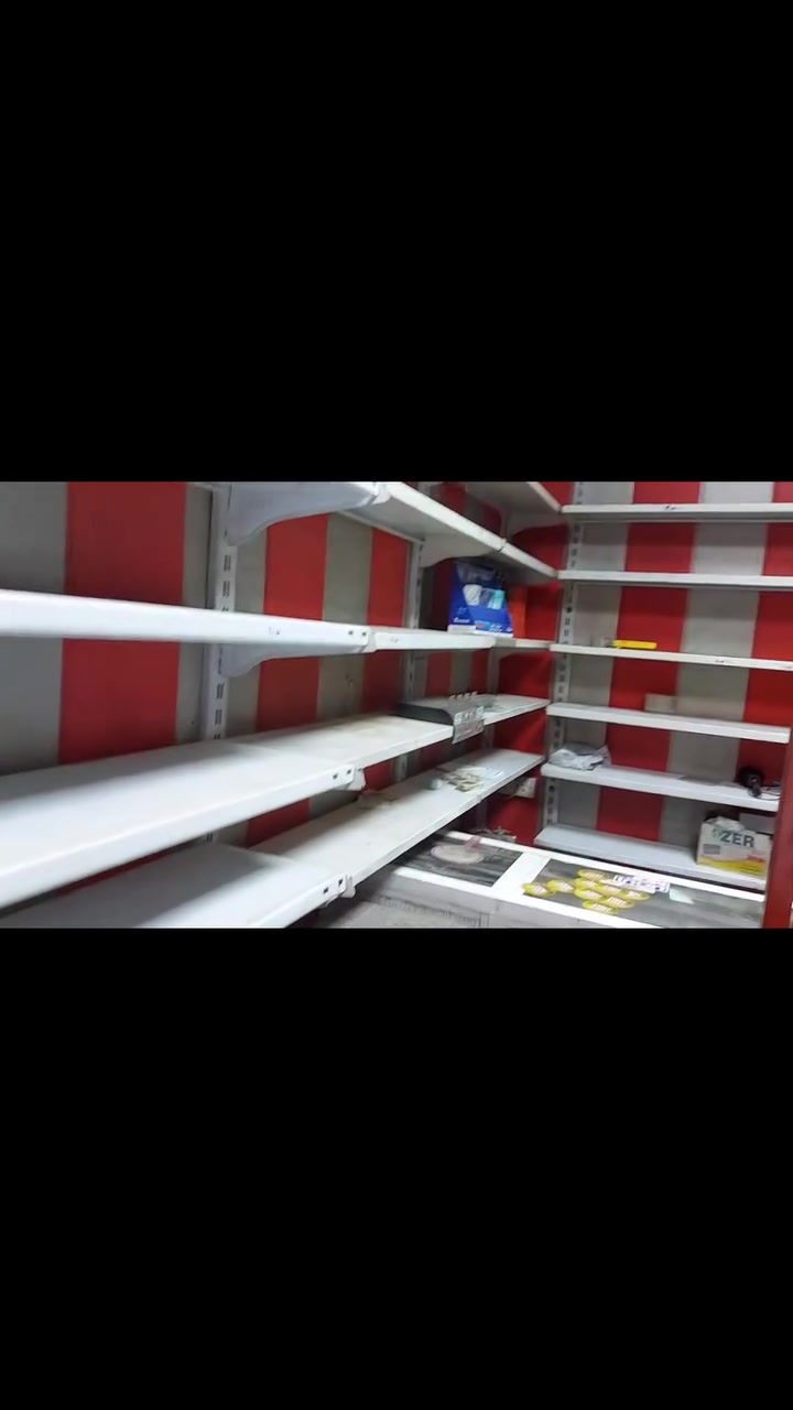 رفوف للبيع سعر الرف 8000 وعددهن 72 رف ***********
